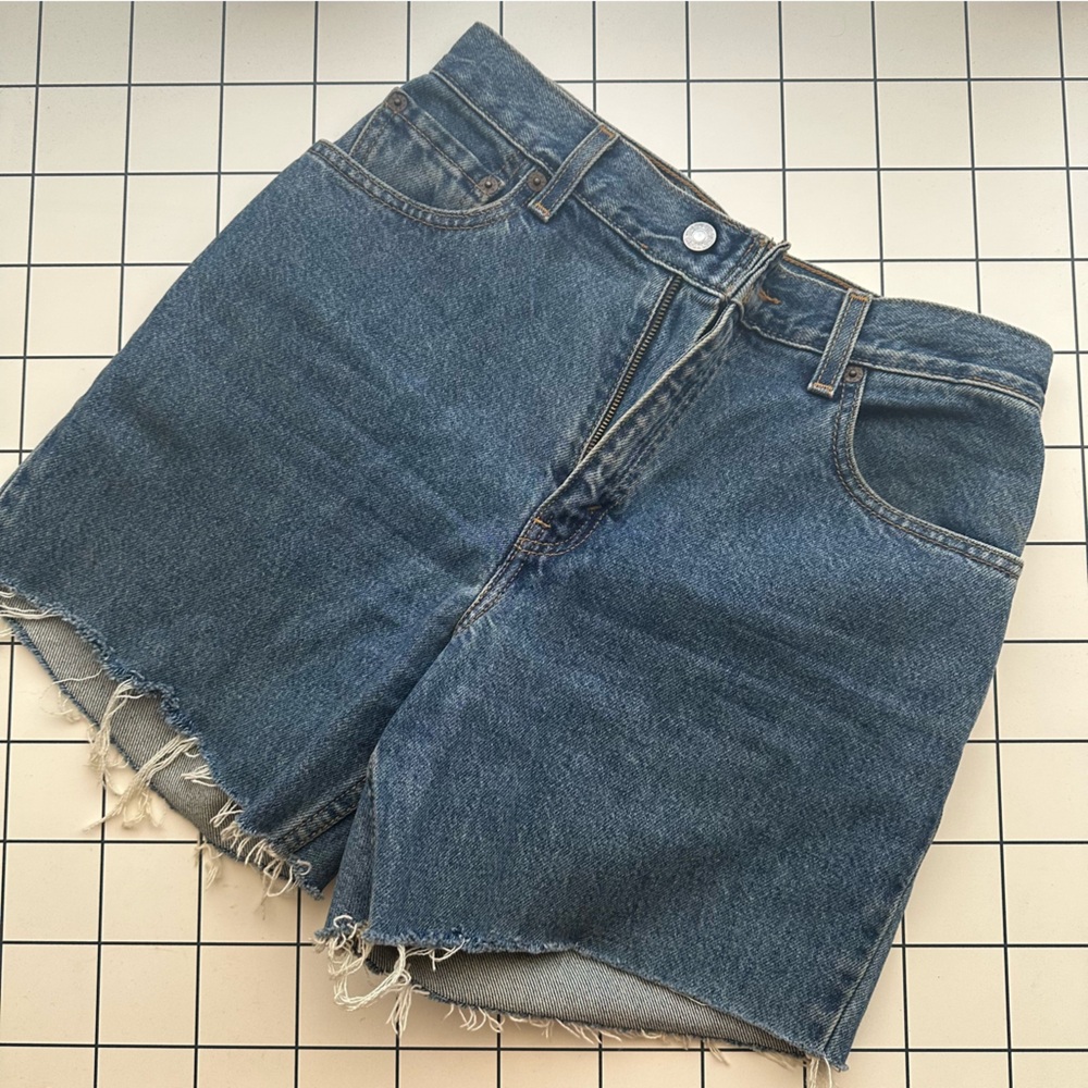 Levi’s 550 Medium Wash Cut Off Shorts